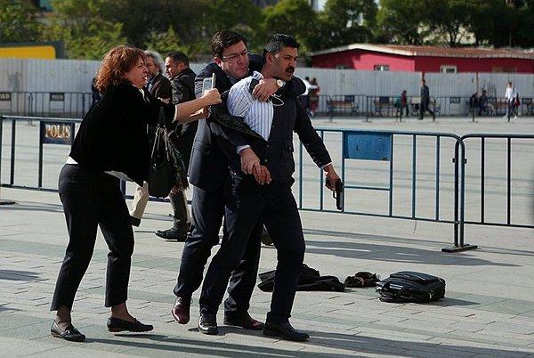 Cumhuriyet Gazetesi Genel Yayın Yönetmeni Can Dündar'a Çağlayan'daki Adalet Sarayı'nın önünde saldırı girişiminde bulunuldu. Silahlı kişiye ilk müdahaleyi gazetecinin eşi Dilek Dündar yaptı