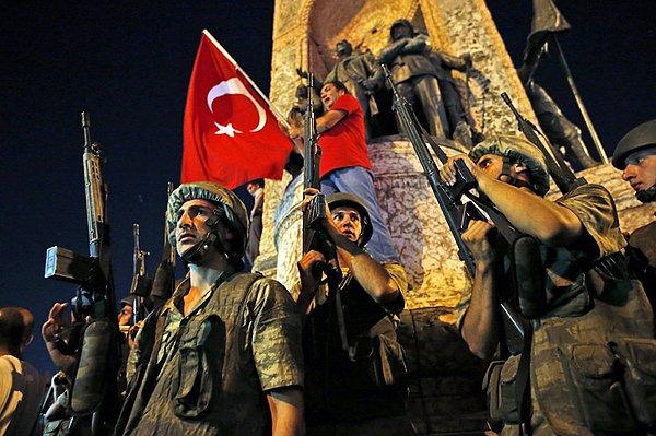 Darbe girişimi gecesi Taksim Meydanı’na çıkan askerler