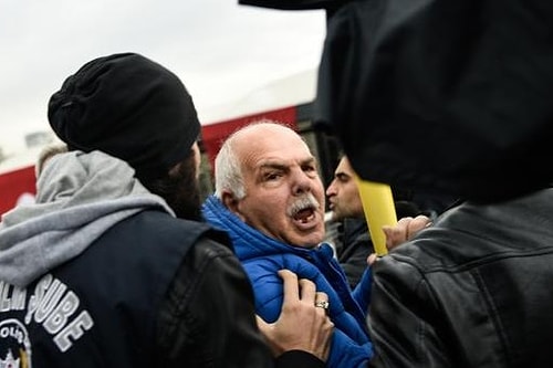 Hollanda Başkonsolosluğu'nun çelengini eline alıp kaldıran bir kişi, anma töreni biter bitmez " Öldürdüler çelenk gönderiyorlar. Hepsi burada, katiller burada" diye bağırdı.
