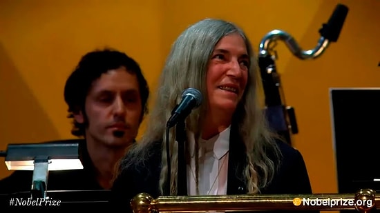 Nobel Ödül Töreninde Bob Dylan'ın Şarkısını Seslendiren Patti Smith Sözleri Unuttu