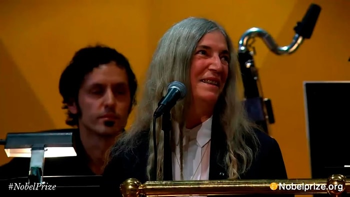 Nobel Ödül Töreninde Bob Dylan'ın Şarkısını Seslendiren Patti Smith Sözleri Unuttu