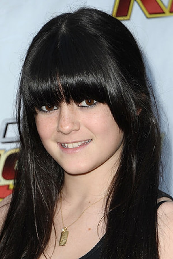 На дворе 2009, и Кайли снова экспериментирует с волосами.