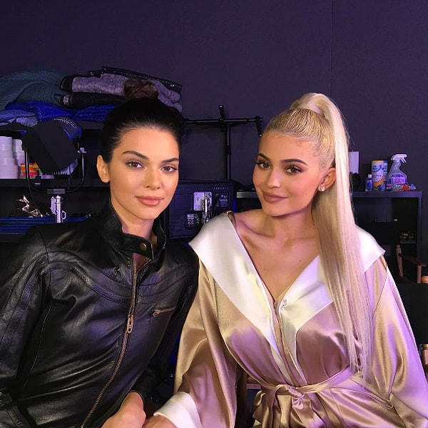 Сейчас ей 19, но иногда она выглядит старше своей сестры Кендалл, которой 21.