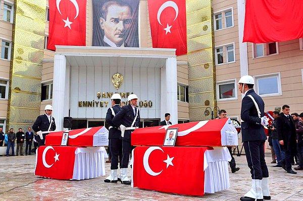 Şanlıurfa'da Terör saldırısında şehit olan polis memurları 24 yaşındaki Mehmet Taş ve 21 yaşındaki Enes Çiçek için Şanlıurfa Emniyet Müdürlüğü'nde tören düzenlendi.