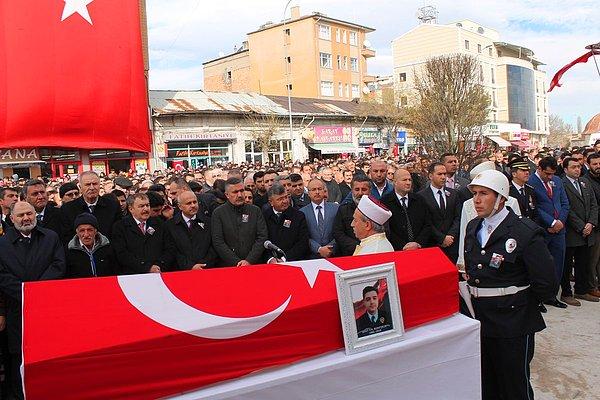 Şehit olan polis memuru 24 yaşındaki Bora Çelik'in cenazesi, memleketi Niğde'nin Bor İlçesi'nde törenle toprağa verildi.