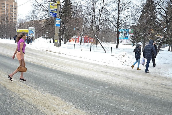 5. Оказывается, женщина ходит в школу долголетия, где люди регулярно обливаются холодной водой и проводят различные тренировки, ведя здоровый образ жизни