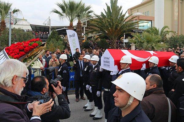 Şehit polis memuru Hüseyin Dalgılıç'ın cenazesinin Bostanlı Beşikçioğlu Camisi'ne getirilmesinin ardından yakınları, Türk bayrağına sarılı naaşının başında gözyaşı döktü.