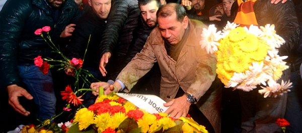 Galatasaray Başkanı Dursun Özbek de taraftarlarla birlikte yürüyerek şehitler anısına çelenk bıraktı.