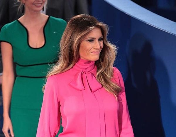 Donald Trump'ın eşi Melania Trump'ın başkanlık seçimi öncesindeki tartışma gecesinde giydiği bu yakası bağlamalı pembe bluz o kadar çok aratıldı ki, bu bluzlerin yılın en popüler parçalarının arasında üst sıralara yerleşmesini sağladı.