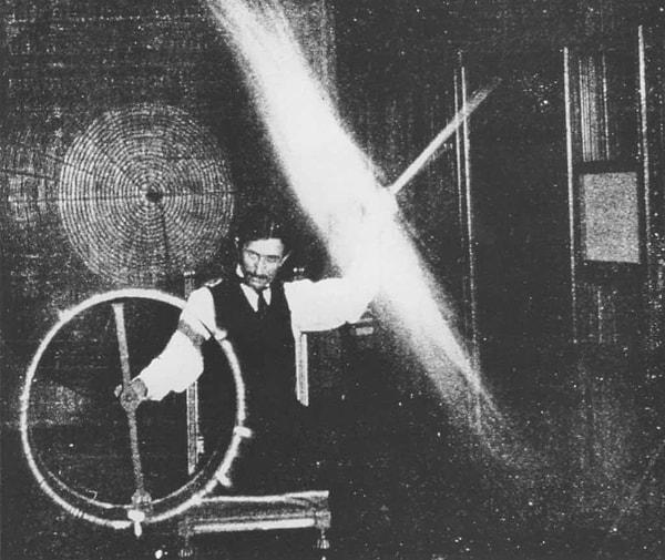 3. 1899 yılı, Tesla elektrik akımlarıyla deney yaparken.