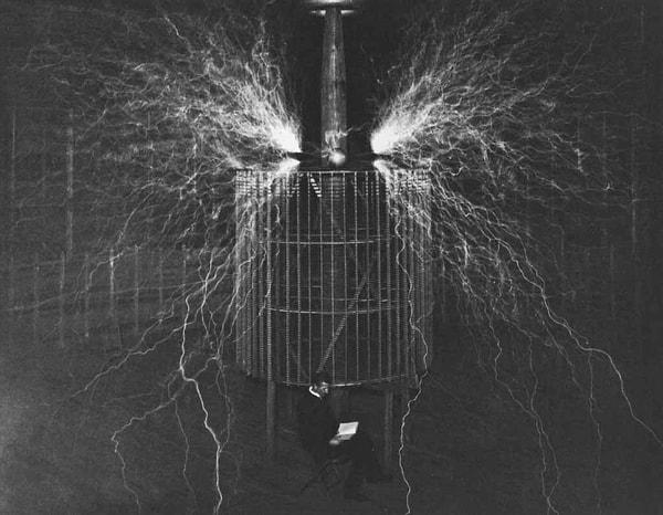 4. Tesla jeneratörünün önünde otururken azotun atmosferdeki ışımaları.
