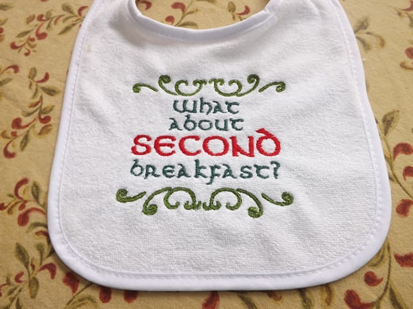 11. Слюнявчик на тему "Властелина колец": "А что насчет второго завтрака?"