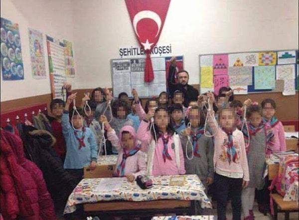 Dün akşam saatlerinde sosyal medyada dolaşıma giren bir fotoğraf büyük yankı uyandırdı. Fotoğrafta ellerinde ipler bulunan öğrenciler ve öğretmenleri Aydın Erekmen poz veriyordu.