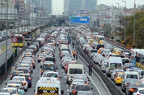 14. İstanbul gibi bir yerde yaşayıp mutlaka araba ile trafiğe çıkmak