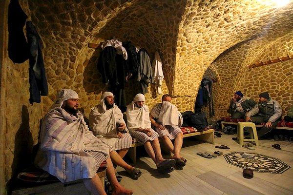 4. Şehrin muhalefet güçlerinin kontrolü altında bulunan bir yerindeki Al Salhiyeh hamamında dinlenen müşteriler.