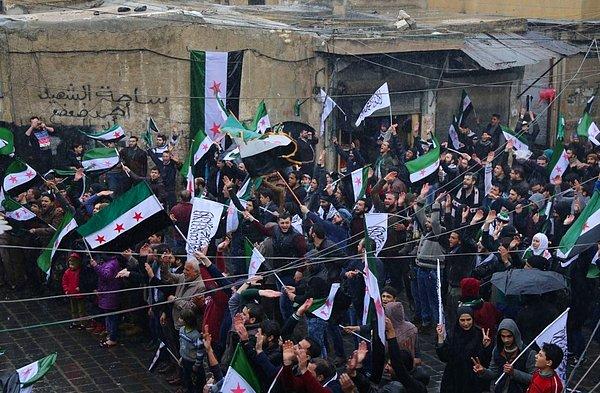 8. Halepli halk Esad rejimine karşı olan direnişin 5. yıldönümünü kutlamak için sokaklara çıkıyor.