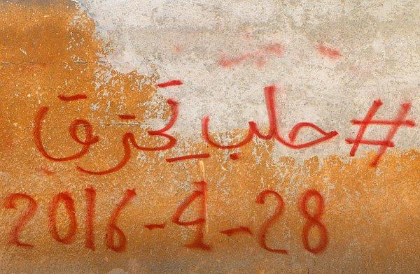 10. "Halep yanıyor." Şehrin muhaliflerin kontrolünde bulunan bir bölgesinde duvar yazısı.