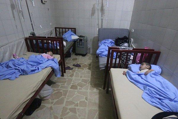 16. Hava saldırılarında zarar görmüş bir çocuk hastanesinin bodrum katına taşınmış bebekler.