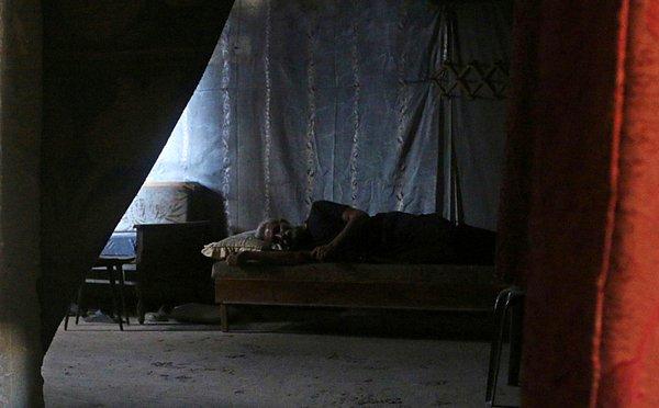 15. Muhalif güçlerden Şam Cephesi'ne ait bir asker dinleniyor.