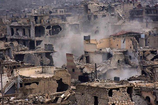 25. Doğudaki El-Şar mahallesinde bulunan yıkılmış binalar. Hükümet yanlısı güçler doğu Halep'i ele geçirmek için ilerliyor.