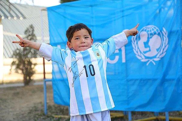 Çocuk sosyal medyada geniş kitlelere ulaşınca Arjantinli yıldız Messi de çocuktan haberdar olmuştu tabii. Messi, Murtaza Ahmadi'ye imzalı bir forma hediye edeceğini duyurmuş ve kısa zaman sonra çocuğa o forma ulaşmıştı.