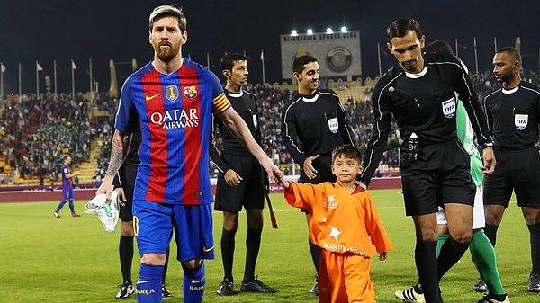 Hayallerine kavuşan Murtaza Ahmadi için tek bir şey eksik kalmıştı. O da Messi'yle tanışmak. Dün akşam o da gerçekleşti.