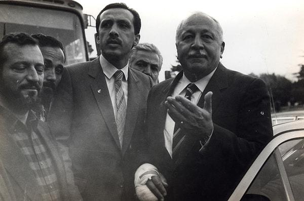 Prof. Dr. Necmettin Erbakan ile Recep Tayyip Erdoğan'ın yollarının kesişmesinin uzun bir geçmişi var. Gençlik yıllarından itibaren siyaset ile ilgilenen Erdoğan, 1984 yılında Refah Partisi'nin Beyoğlu ilçe başkanı oldu.