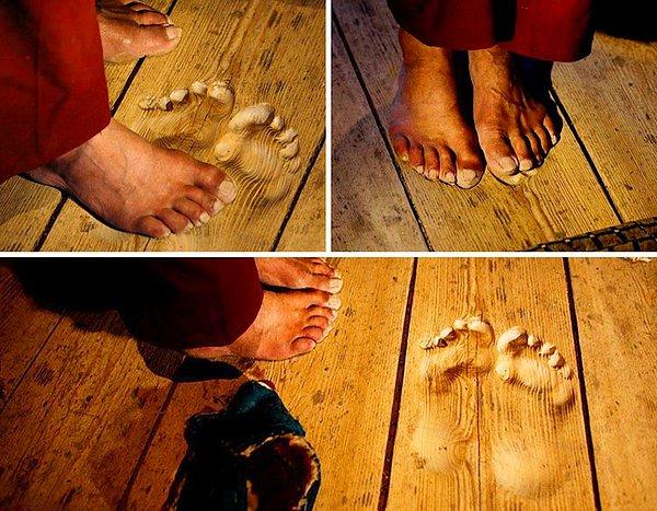 17. Yıllarca her gün aynı yerde dua eden rahibin zeminde belirginleşen ayak izleri