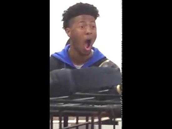 Преподаватель принес на урок зоологии настоящих животных...