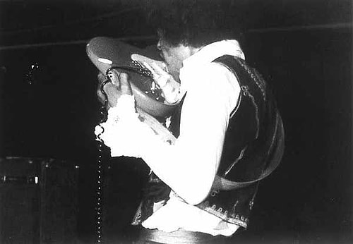 Jimi Hendrix Spalding Flower Festivali'nde sahneden kendini kaybederek harika bir şov sunuyor.