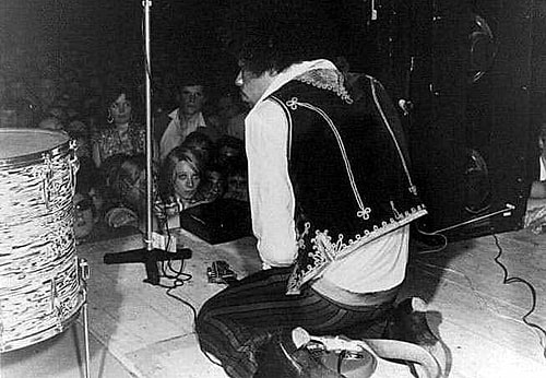 Jimi Hendrix Spalding Flower Festivali'nde sahneden kendini kaybederek harika bir şov sunuyor.