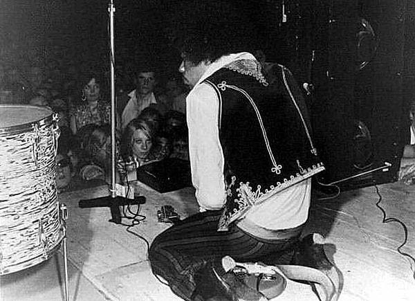 17. Jimi Hendrix Spalding Flower Festivali'nde sahneden kendini kaybederek harika bir şov sunuyor.