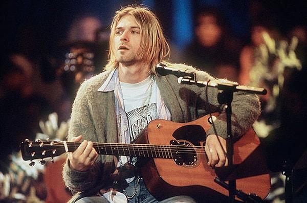 Zaten bir çok şarkısında tecavüz konusunu işleyen Cobain, küçük kızın hikayesini de o kervana katmaktan çekinmez...