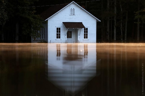 18. Туман поднимается над водой, после того как ураган Мэтью затопил дома в Ламбертоне, штат Северная Каролина, США, 11 октября 2016 года