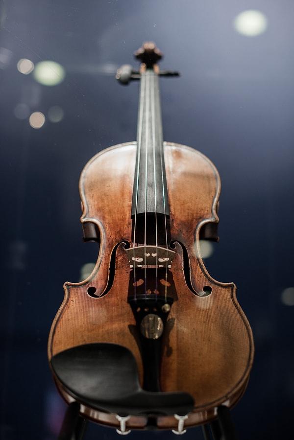2006 yılında 3,54 milyon Amerikan Dolarına satılan Stradivarius