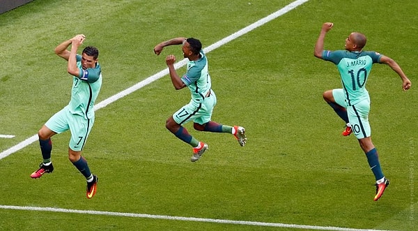 25. Криштиану Роналду (слева) празднует с Нани и Жоау Марио свой второй мяч в матче против сборной Венгрии на Евро-2016, 22 июня 2016 года