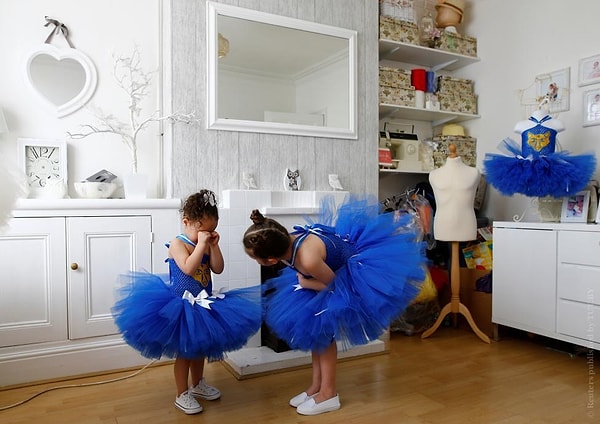 51. 7-летняя Милли Астилл (справа) уговаривает свою сестру, трехлетнюю Лисси-Лу, сфотографироваться. Лестер, Великобритания, 3 мая 2016 года