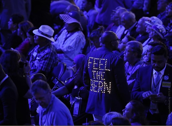 52. Сторонник Берни Сандерса, бывшего кандидата в президенты США от демократической партии, идет через толпу делегатов во время Национальной конференции демократической партии. Филадельфия, США, 25 июля 2016 года