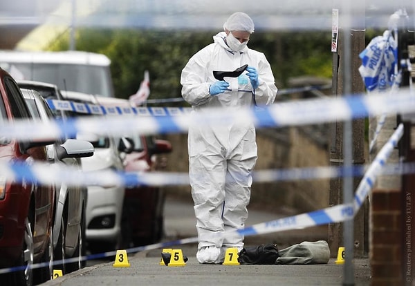 61. Криминалист осматривает туфлю Джо Кокс — депутата парламента Великобритании, которая скончалась после нападения на нее на встрече с избирателями в Бирстале, Великобритания, 16 июня 2016 года