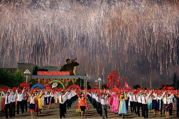 64. Фейерверк и танцы на главной церемониальной площади столицы Северной Кореи, на следующий день после того, как правящая Трудовая партия Северной Кореи завершила первый за 36 лет съезд. Пхеньян, Северная Корея, 10 мая 2016 года