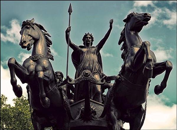 Londra'da Westminser Pier'de bulunan Boudica ve kızlarının tasvir edildiği heykel.