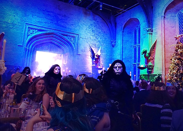 7. Вот открылись двери, и в зал ворвались пожиратели смерти