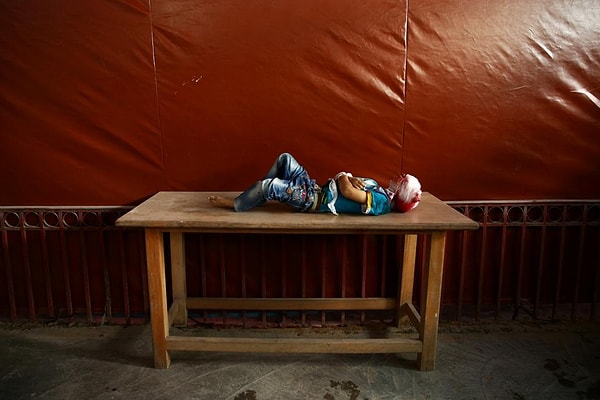 80. Тело одиннадцатилетнего мальчика Махмуда Бараке лежит на столе перед погребением. Он был убит в результате артиллерийского обстрела под Дамаском, Сирия. Его отец был также убит во время обстрела год назад в том же городе. 24 октября 2016 года