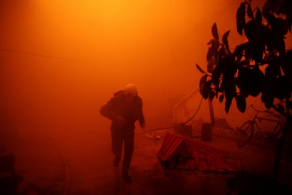 82. Член гражданской обороны убегает от авиаударов по Дамаску, Сирия, 23 ноября 2016 года