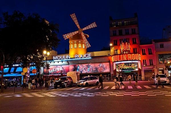 Striptiz kulübü ise Paris'in Pigalle bölgesinde.