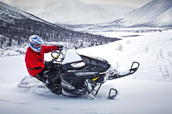 7. Инструктор по вождению снегохода