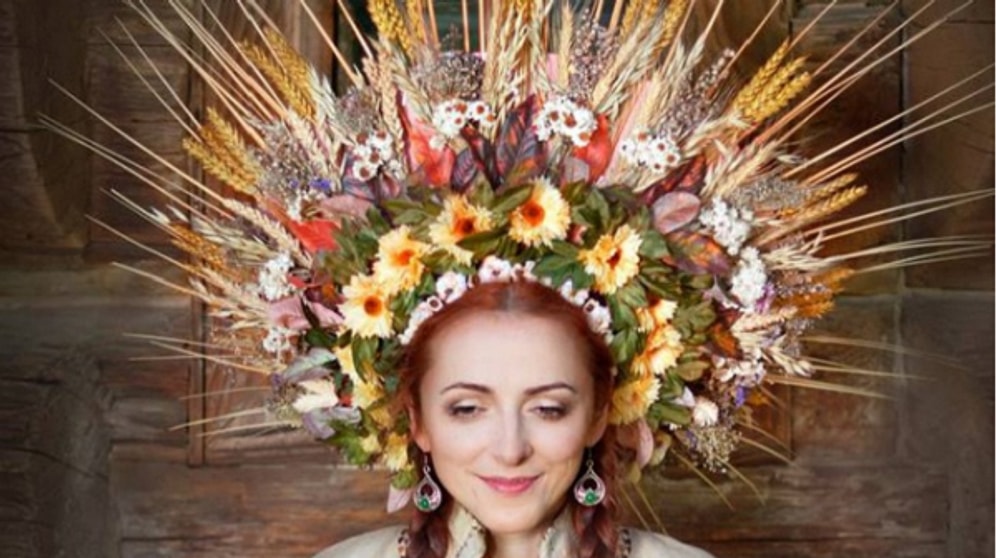 16 сногсшибательных кокошников с цветами, которые заставят вас полюбить традиционные костюмы