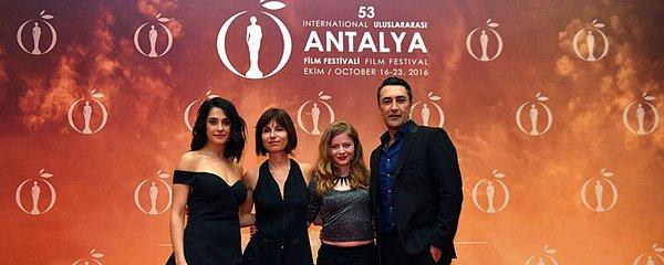 Film,  53’üncü Uluslararası Antalya Film Festivali’nde "En İyi Film, En İyi Yönetmen ve En İyi Kadın Oyuncu" ödüllerine layık görülmüştü