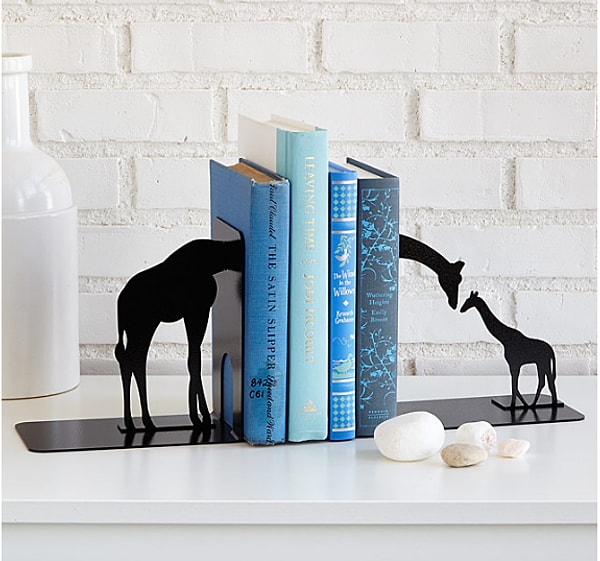 8. Подставка для книг, изображающая семейство жирафов
