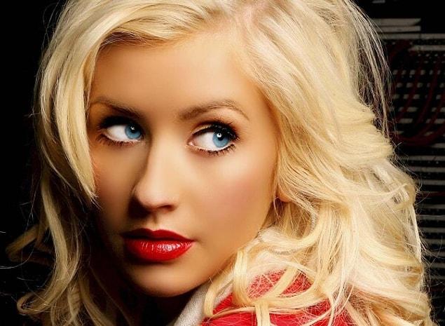 4. Christina Aguilera is a hardcore gamer! She plays video games in her free time non-stop!